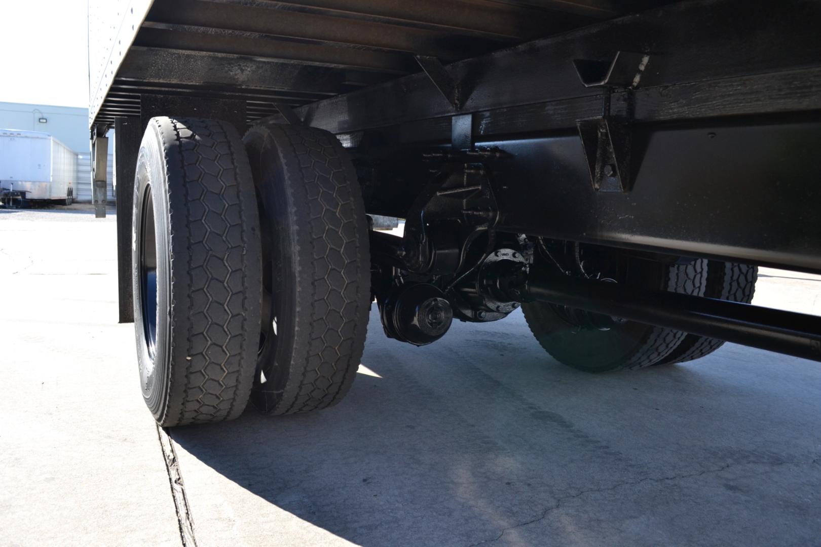 2015 WHITE /BLACK HINO 268 with an HINO JO8E-VC 6.7L 220HP engine, ALLISON 6SPD AUTOMATIC transmission, located at 9172 North Fwy, Houston, TX, 77037, (713) 910-6868, 29.887470, -95.411903 - Photo#8